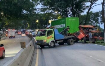 Turunan Pudakpayung Semarang Makan Korban, Truk Kontainer Garmen Tabrak Pohon