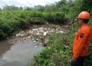 Sungai Bener Tersumbat Sampah, Warga dan BPBD Banyumas Beraksi