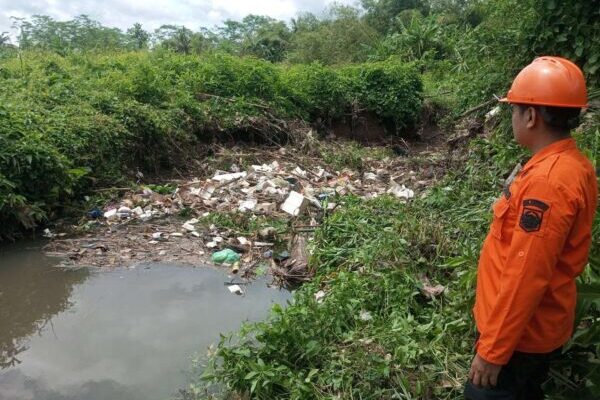 Sampah Menumpuk di Sungai Bener, BPBD Banyumas dan Warga Lakukan Pembersihan