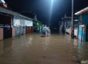 Warga Karangpucung Purwokerto Ogah Mengungsi Saat Banjir Rendam Perumahan