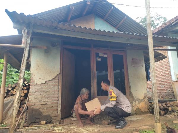 Warga Kurang Mampu Di Pekalongan Terima Bantuan Dari Bhabinkamtibmas Polres