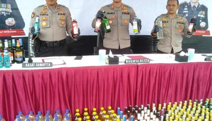 Polisi Sita 1.037 Botol Minuman Beralkohol Berbagai Merek dalam Razia