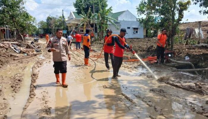 BPBD Grobogan Tangani Jalan Berlumpur di Mintreng Baturagung akibat Banjir