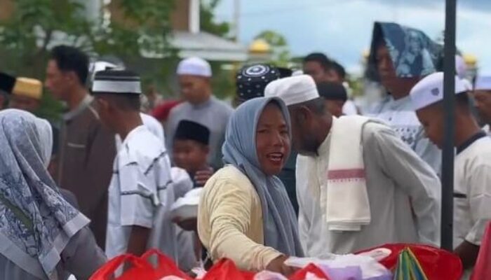 Aksi Jumat Berkah, DKM Natabel Jannah Palangkaraya Bagikan Nasi Kotak dan Santunan