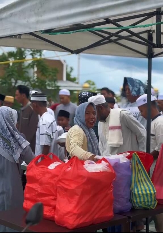 Aksi Jumat Berkah, Dkm Natabel Jannah Palangkaraya Bagikan Nasi Kotak