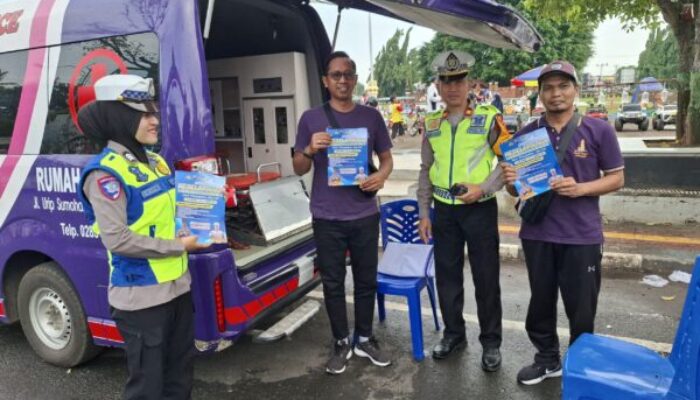 Aksi Subsatgas Dikmas Polres Batang di CFD: Brosur, Stiker, dan Seni untuk Keselamatan Berkendara