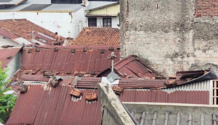 Angin Kencang Terjang Rumah Warga di Banyumas, Warga: “Seperti Layangan Muter-Muter!”