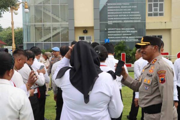 Antisipasi Judi Online, Wakapolresta Surakarta Periksa Ponsel Anggota