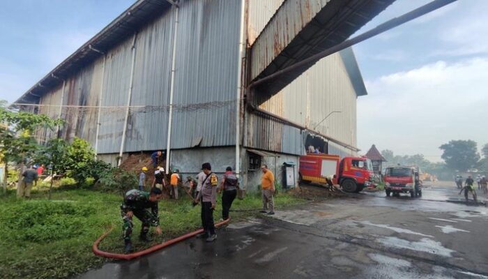 Gudang Pabrik Gula di Tayu Pati Terbakar, Kerugian Masih Didata