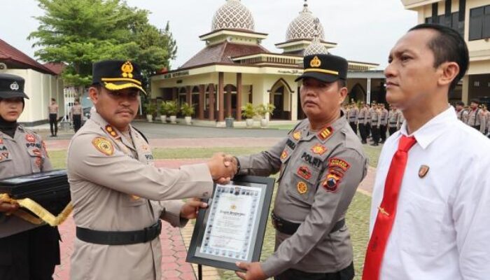 Kapolres Grobogan Berikan Penghargaan kepada Karyawan PT KAI, Anggota Polri, dan Bhayangkari