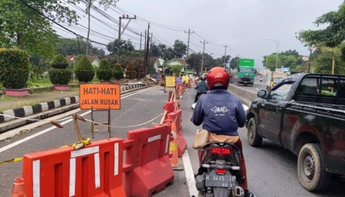 Aspal Ambles di Jalan Gatot Subroto Ungaran, Perbaikan Sedang Dilakukan