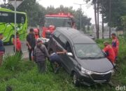 Avanza Alami Ban Pecah, Tabrak Tiang Dan Masuk Parit Di