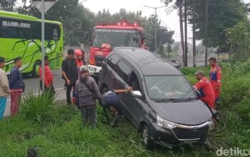 Avanza Alami Ban Pecah, Tabrak Tiang Dan Masuk Parit Di