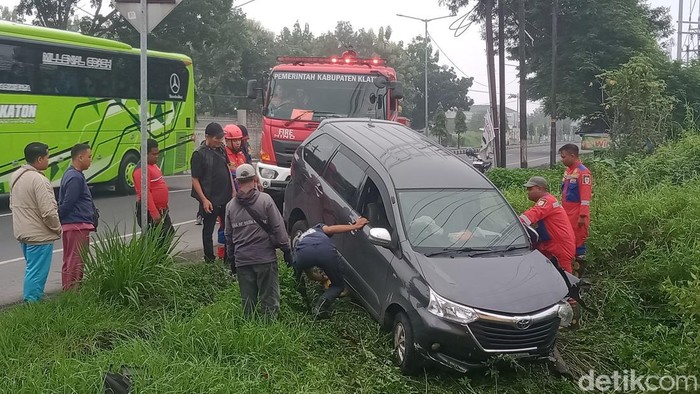 Avanza Alami Ban Pecah, Tabrak Tiang Dan Masuk Parit Di