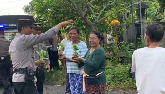 Bagikan Bibit Cabai dan Terong, Polsek Kota Jembrana Dorong Kemandirian Pangan Warga