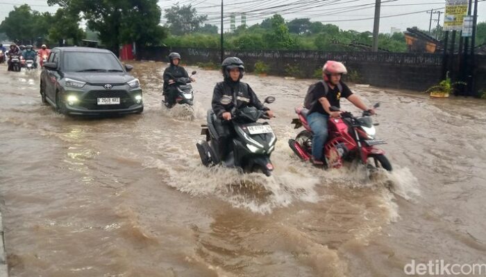 Banjir Ganggu Lalu Lintas di Jalan Jogja-Solo dan Exit Tol Jogonalan Klaten