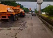 Banjir Perparah Kerusakan Jalan Di Kaligawe Raya Semarang, Pengendara Diimbau