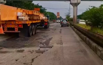 Banjir Perparah Kerusakan Jalan Di Kaligawe Raya Semarang, Pengendara Diimbau