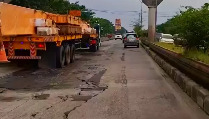 Banjir Perparah Kerusakan Jalan di Kaligawe Raya Semarang, Pengendara Diimbau Hati-Hati