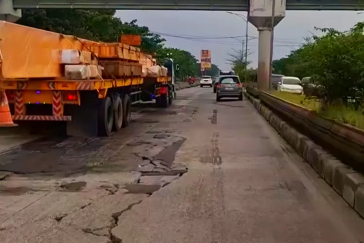 Banjir Perparah Kerusakan Jalan Di Kaligawe Raya Semarang, Pengendara Diimbau