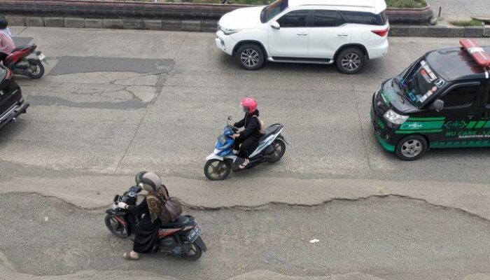 Jalan Pantura Kaligawe Semarang Penuh Lubang Pasca Banjir, Pemotor Hati-Hati