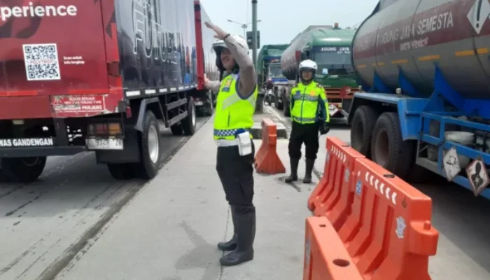 Banjir Rob Ganggu Lalu Lintas, Satlantas Polres Demak Urai Macet di Pantura Sayung