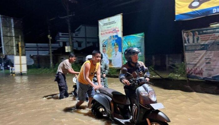 Banjir Genangi Jalur Solo-Wonogiri di Kepuh Sukoharjo, Truk Polisi Dikerahkan untuk Evakuasi