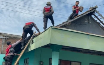 Bantu Warga Terdampak, Polres Klaten Turunkan Personel Pascaputing Beliung