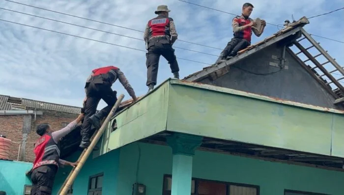 Bantu Warga Terdampak, Polres Klaten Turunkan Personel Pascaputing Beliung