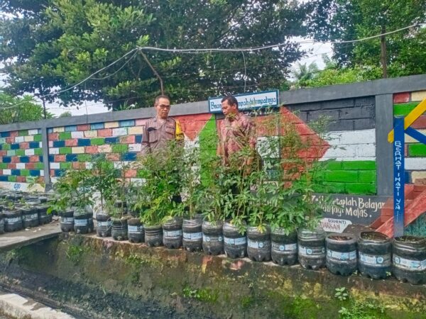 Bhabinkamtibmas Jembrana Bantu Warga Wujudkan Pekarangan Pangan Bergizi