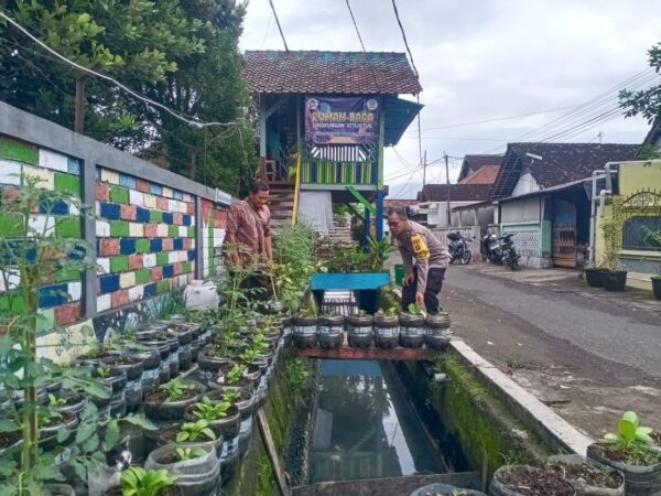 Bhabinkamtibmas Jembrana Dampingi Warga Perkuat Ketahanan Pangan Keluarga