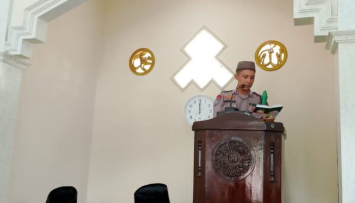 Bripka Luqmanul Hakim; Polisi Di Polres Batang  yang Berdakwah, Jaga Keamanan Lewat Khutbah Jumat