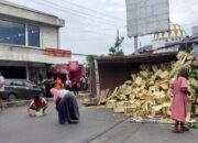 Bukannya Menolong, Warga Malah Jarah Duku Dari Truk Terguling Di