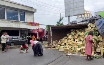 Bukannya Menolong, Warga Malah Jarah Duku Dari Truk Terguling Di