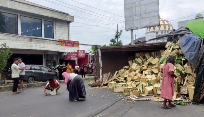 Truk Terguling di Pantura Kendal, Warga Berebut Jarah Duku yang Tumpah