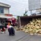 Bukannya Menolong, Warga Malah Jarah Duku Dari Truk Terguling Di