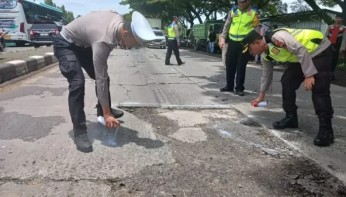 Cegah Kecelakaan, Polres Demak Tandai Jalan Berlubang di Jalur Pantura