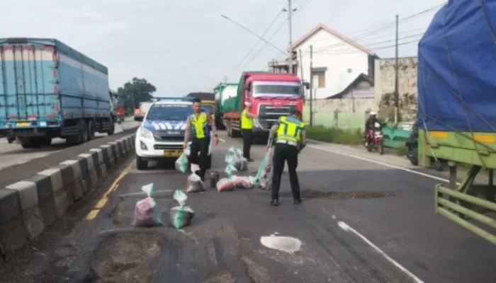 Cegah Kecelakaan, Satlantas Polres Kendal Lakukan Penandaan dan Penambalan Jalan Pantura