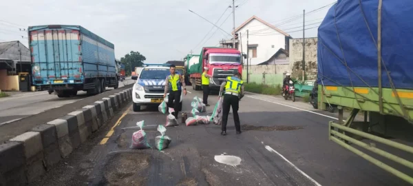 Cegah Kecelakaan, Satlantas Polres Kendal Lakukan Penandaan Dan Penambalan Jalan