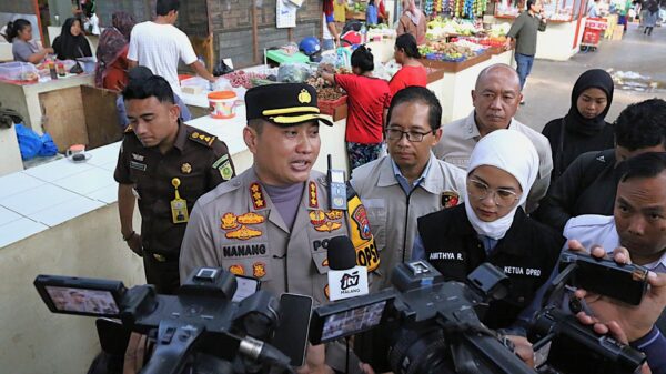 Cegah Penimbunan, Kapolresta Malang Kota Ingatkan Tengkulak Saat Sidak Pasar