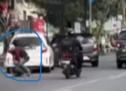 Cekcok Berujung Duel, Dua Pengemudi Mobil Bentrok Di Tepi Jalan