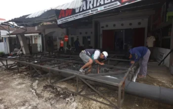 Cuaca Ekstrem, Angin Kencang Robohkan Pohon Dan Papan Reklame Di