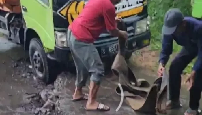 Curah Hujan Tinggi, Banjir dan Longsor Rusak Jalan Sengon-Subah di Batang