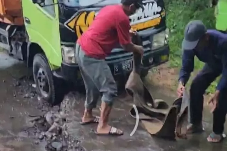 Curah Hujan Tinggi, Banjir Dan Longsor Rusak Jalan Sengon Subah Di