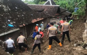 Desa Plesan Sukoharjo Diterjang Banjir Dan Longsor, Tni Polri Lakukan Evakuasi