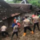 Desa Plesan Sukoharjo Diterjang Banjir Dan Longsor, Tni Polri Lakukan Evakuasi