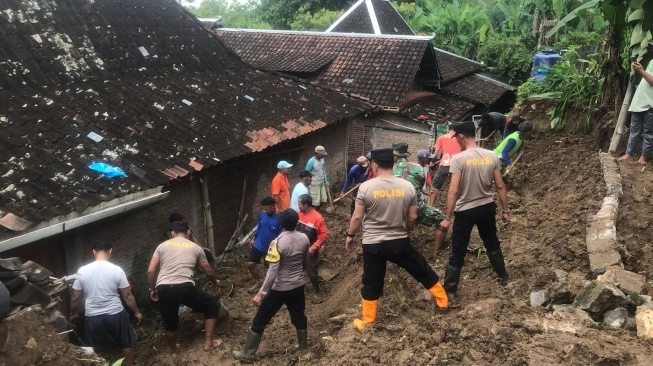 Desa Plesan Sukoharjo Diterjang Banjir Dan Longsor, Tni Polri Lakukan Evakuasi