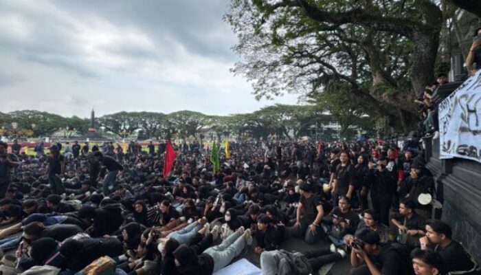 Ribuan Demonstran Kepung Bundaran Balai Kota Malang, 320 Personel Gabungan Disiagakan