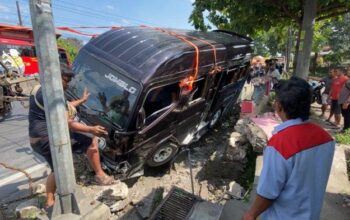 Diduga Ban Pecah, Elf Tabrak Pagar Rumah Di Kabupaten Semarang