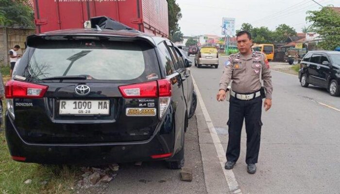 Innova Hitam Hantam Truk Tronton Parkir di Cilacap, Sopir Diduga Mengantuk